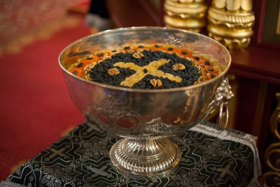 Серебряная чаша с кутьёй, выложенной крестом